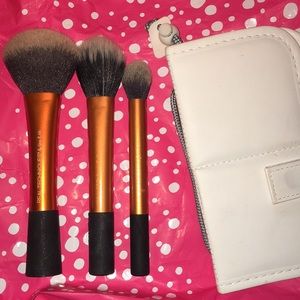 Real techniques brushes with a gift‼️‼️